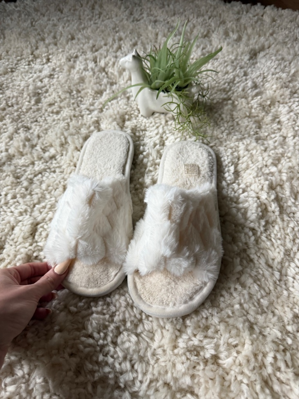 Soft cream faux-fur slide Plush Cream Faux-Fur Slide Slippers — Women's Slip-On - Picture 6 of 6